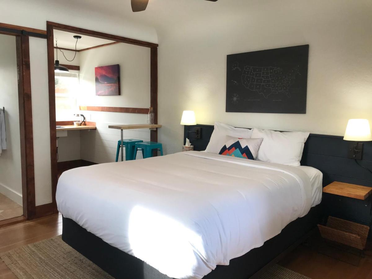 Left Coast Lodge - Pet Friendly ซิสเตอร์ส ภายนอก รูปภาพ