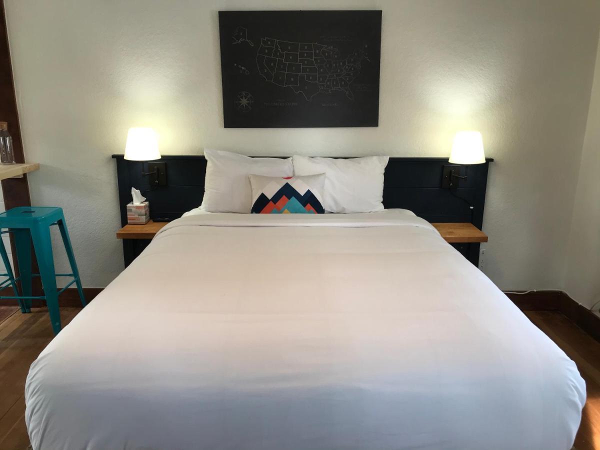 Left Coast Lodge - Pet Friendly ซิสเตอร์ส ภายนอก รูปภาพ