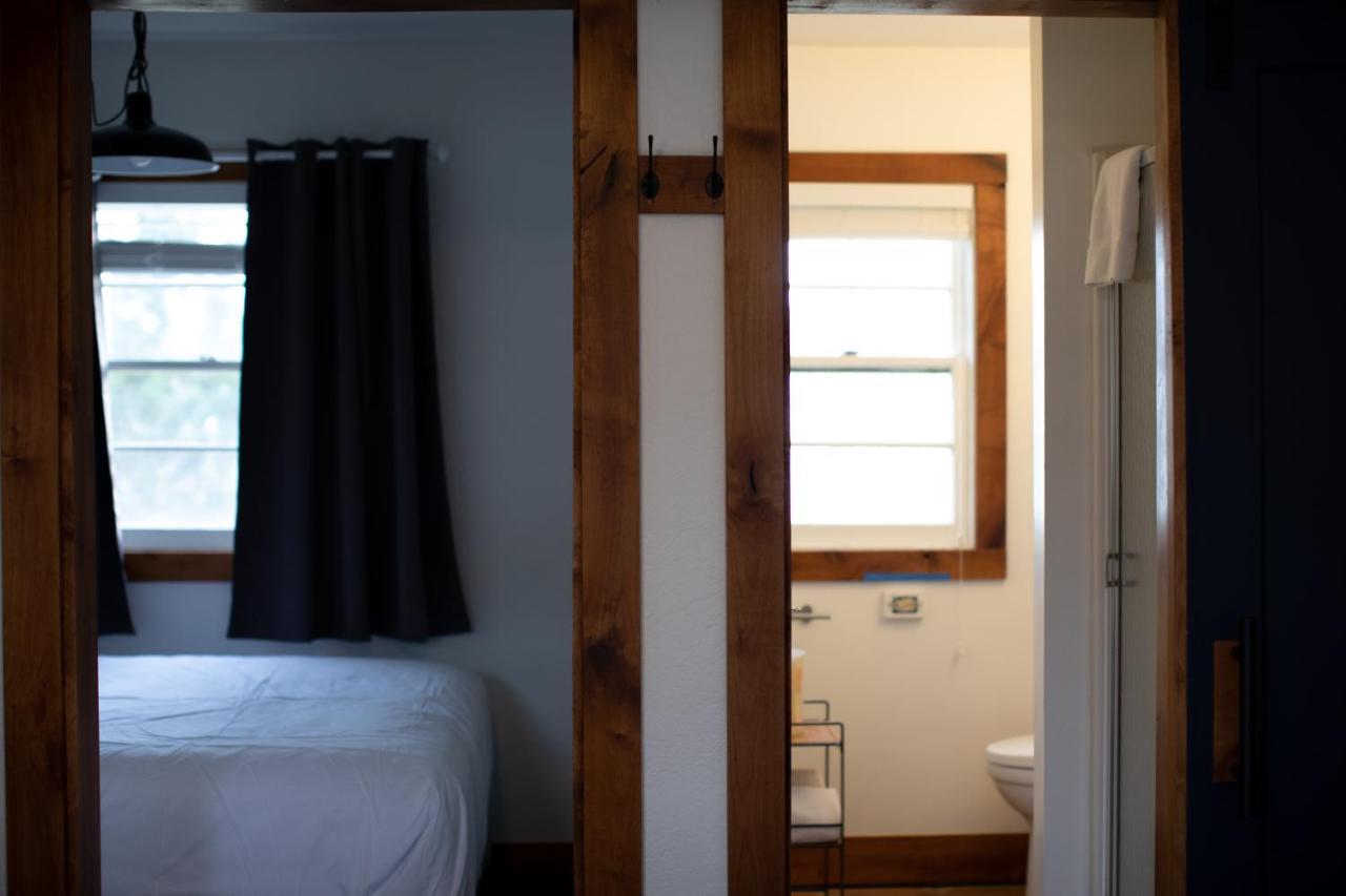 Left Coast Lodge - Pet Friendly ซิสเตอร์ส ภายนอก รูปภาพ